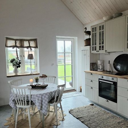 Mysigt Hus I Liten By Naera Havet Истад Екстериор снимка